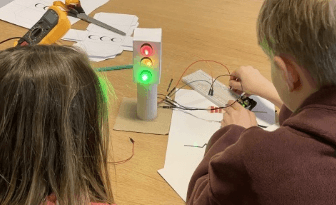 Kinderen aan het experimenteren tijdens zomerkamp